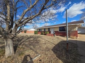 1216 N Thomas St in Altus, OK - Building Photo
