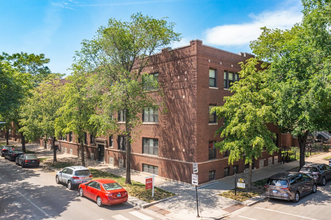 Roscoeview Condominiums in Chicago, IL - Building Photo