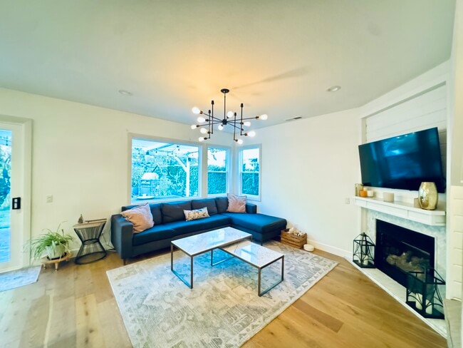 4424 Camino de la Rosa in Thousand Oaks, CA - Foto de edificio - Building Photo