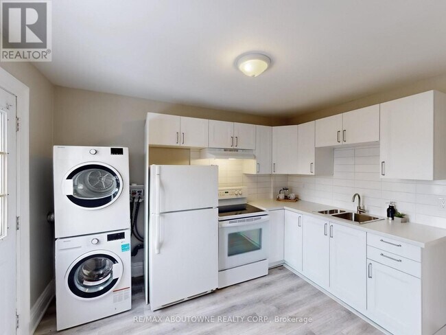 67 Aikman Ave in Hamilton, ON - Building Photo - Building Photo