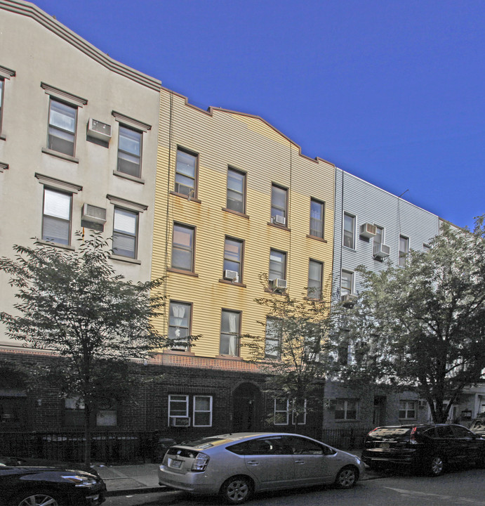 114 Bedford Ave in Brooklyn, NY - Building Photo