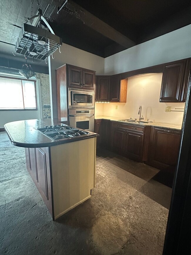 property at 604 N 3rd St