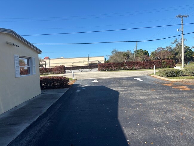 303 Indian Hills Dr, Unit 2 in Fort Pierce, FL - Building Photo - Building Photo