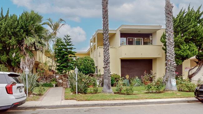 170 McKnight Dr in Laguna Beach, CA - Foto de edificio - Building Photo