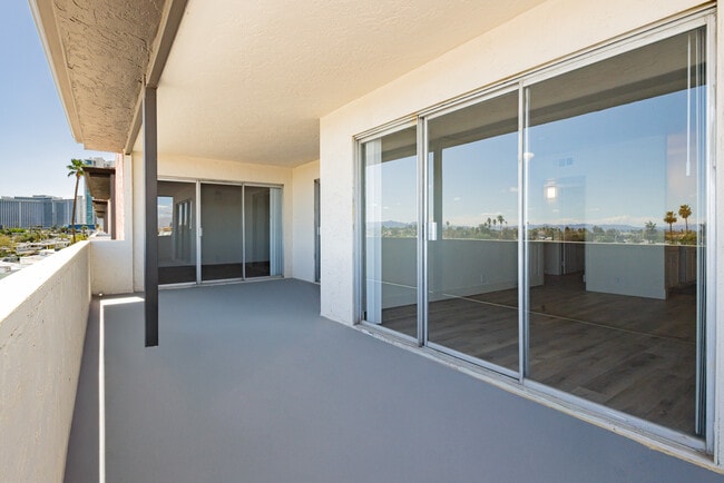 Courtyard 525 Apartments