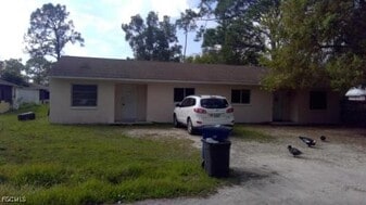 2109 Eloise Cir in North Fort Myers, FL - Building Photo