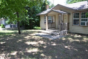 1301 Bernard St in Denton, TX - Building Photo