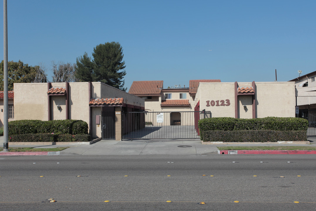 10123 Alondra Blvd in Bellflower, CA - Foto de edificio