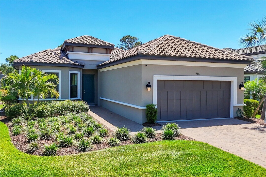 5657 Scarlotti St in Nokomis, FL - Building Photo