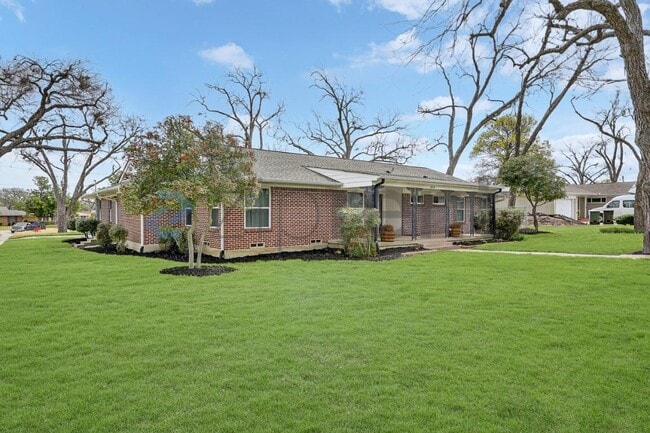 1610 N Ave in Plano, TX - Building Photo - Building Photo