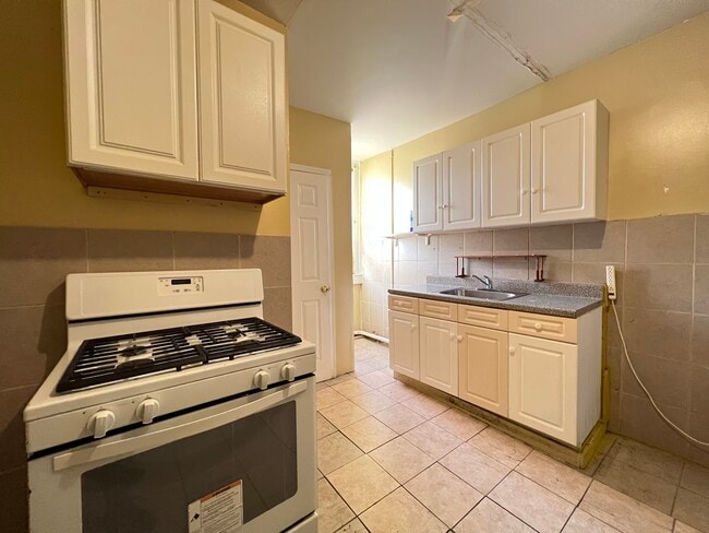 46 Saint Pauls Ave, Unit 2R