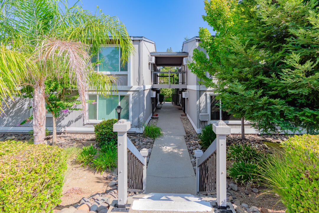 The Overlook Apartments in Auburn, CA - Building Photo