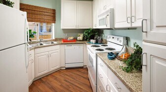 5305 Toscana Way in San Diego, CA - Building Photo