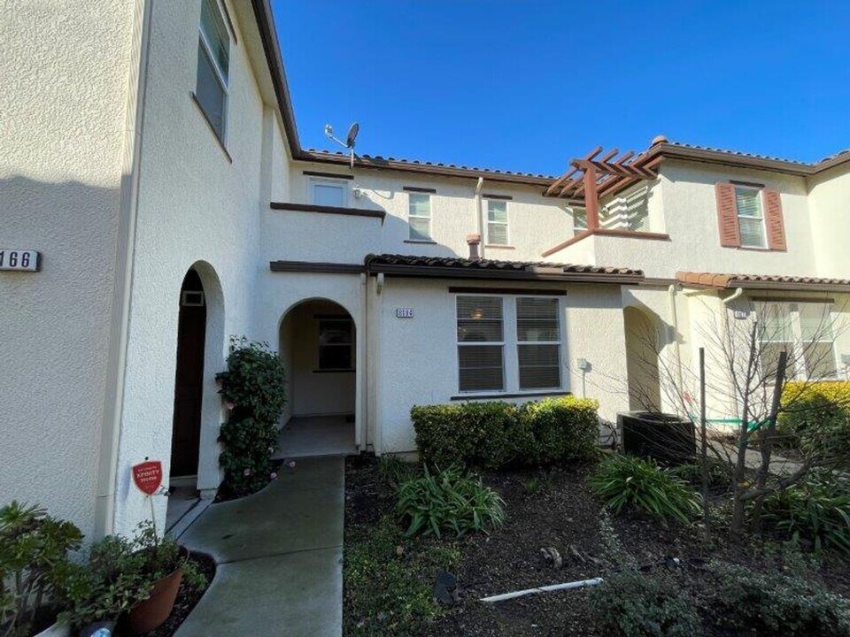 8164 Crystal Walk Cir in Elk Grove, CA - Foto de edificio