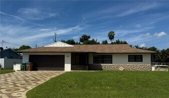 4524 SE 11th Pl in Cape Coral, FL - Building Photo