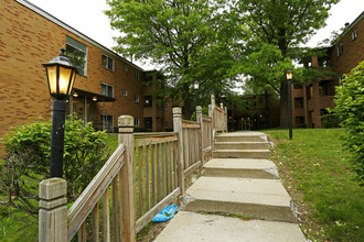 Carol Shamrock Apartments in Pittsburgh, PA - Foto de edificio - Building Photo