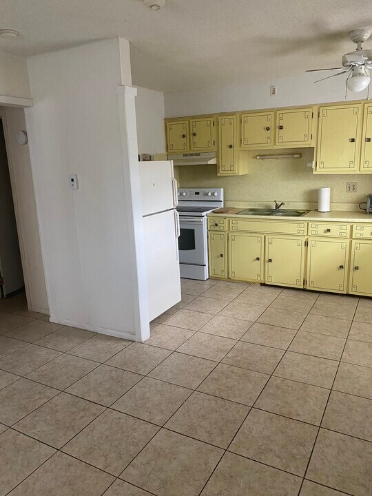 12205 Genoa Dr, Unit 4 in North Port, FL - Foto de edificio