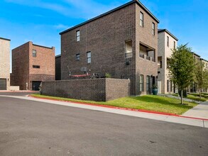 210 Veracruz Dr in Laredo, TX - Building Photo - Building Photo