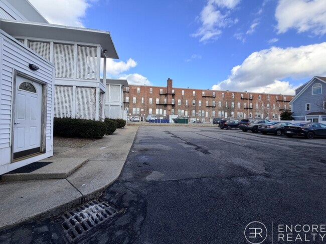8-10 Glencoe St. Unit 4, Unit 4 in Boston, MA - Foto de edificio - Building Photo