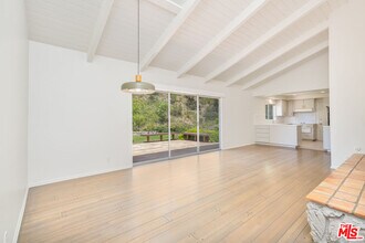 1053 Maroney Ln in Los Angeles, CA - Foto de edificio - Building Photo