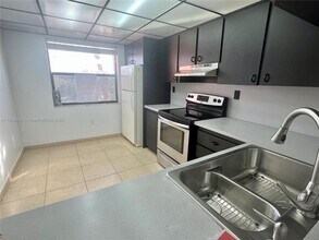 9961 NW 9th St Cir in Miami, FL - Building Photo - Building Photo