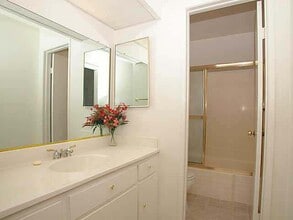 1353 Caminito Gabaldon, Unit D in San Diego, CA - Foto de edificio - Building Photo