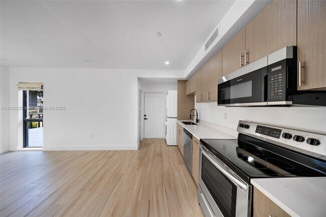 1335 SW 4th St-Unit -2 in Miami, FL - Building Photo - Building Photo