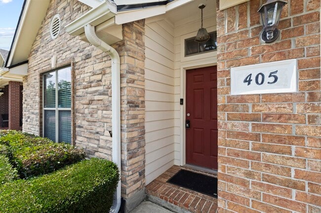 property at 405 Harbor Oaks Dr