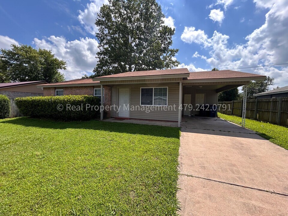 8409 S 35th Terrace in Fort Smith, AR - Building Photo