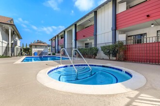 Hollister Creek Apartments in San Diego, CA - Building Photo - Building Photo