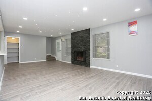 10406 Greenbay Dr in San Antonio, TX - Building Photo - Building Photo