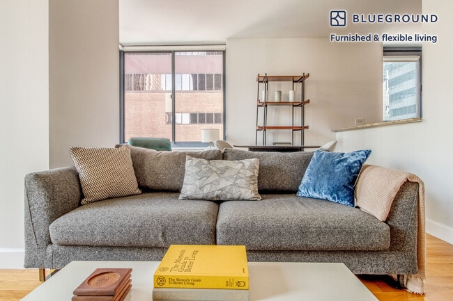 235 W 48th St in New York, NY - Foto de edificio - Building Photo