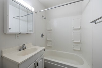 Cedar Creek Apartments in Okemos, MI - Foto de edificio - Interior Photo