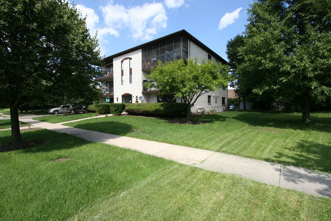 4631 Old Tavern Rd in Lisle, IL - Foto de edificio - Building Photo