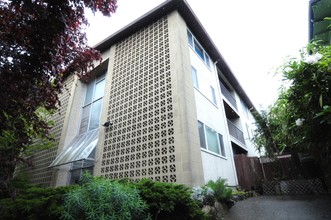 Starlighter Apartments in Seattle, WA - Building Photo - Building Photo