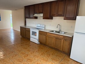 911 SW 76th Ave in North Lauderdale, FL - Building Photo - Building Photo
