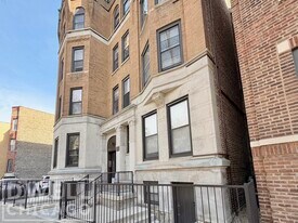 3433 N Elaine Pl, Unit 2R in Chicago, IL - Building Photo