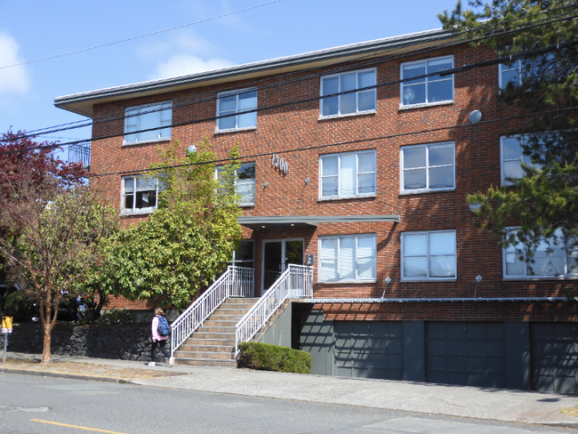 property at 7300 Woodlawn Ave NE