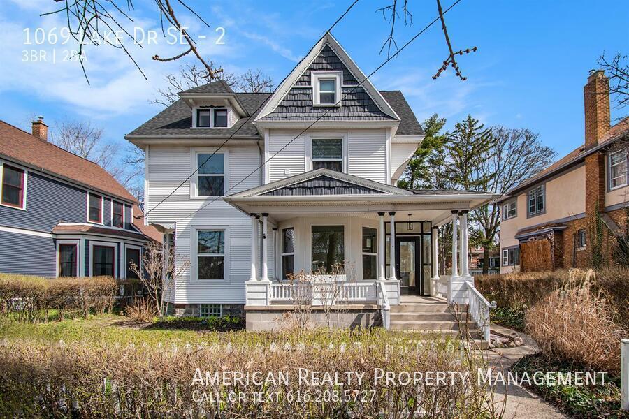 1069 Lake Dr SE in Grand Rapids, MI - Building Photo