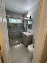 2122 E 10th St in Long Beach, CA - Building Photo - Building Photo