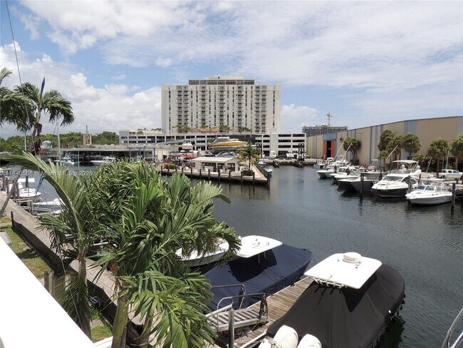 13155 Ixora Ct in North Miami, FL - Building Photo - Building Photo