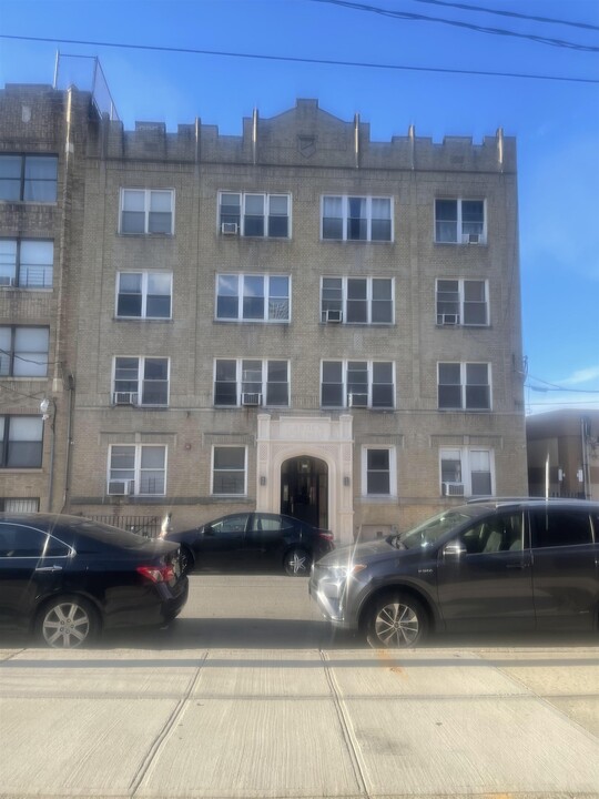 135 Van Wagenen Ave in Jersey City, NJ - Building Photo