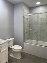 55 W Fifth St, Unit 309 in Boston, MA - Foto de edificio - Building Photo