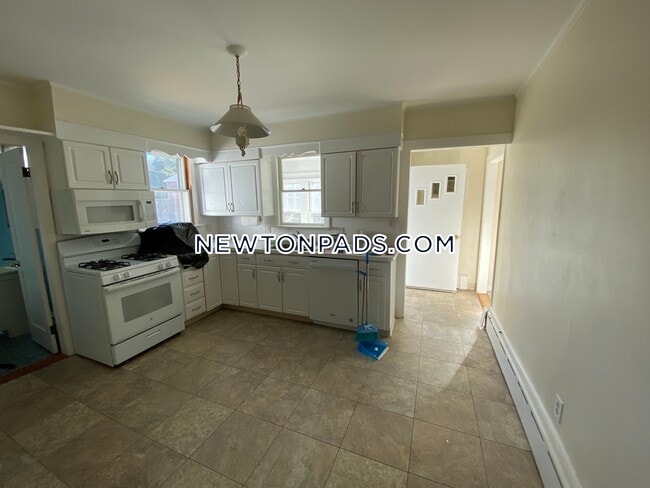 194 Adams St in Newton, MA - Building Photo - Building Photo
