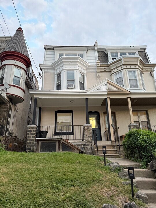 5211 Ridge Ave, Unit 2 in Philadelphia, PA - Building Photo