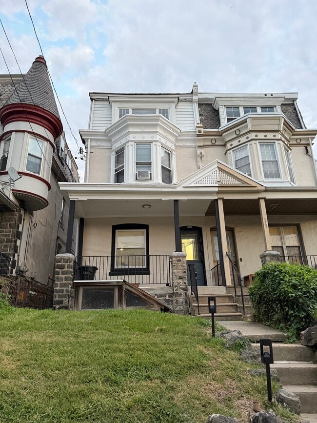 5211 Ridge Ave, Unit 2