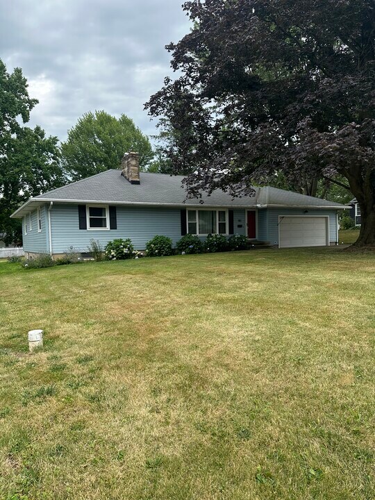 183 S Leavitt Rd in Amherst, OH - Building Photo