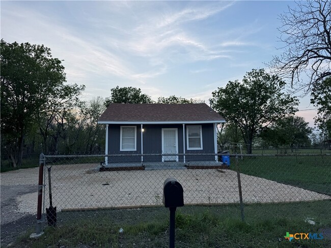 1706 N Guadalupe St in Seguin, TX - Building Photo - Building Photo
