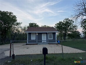 1706 N Guadalupe St in Seguin, TX - Building Photo - Building Photo