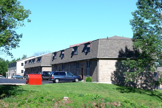 Holly Brook Apartments in Vestal, NY - Building Photo - Building Photo